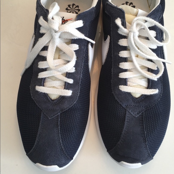 Nike Other - Men’s Nike Casual Shoe EUC in Navy & White.